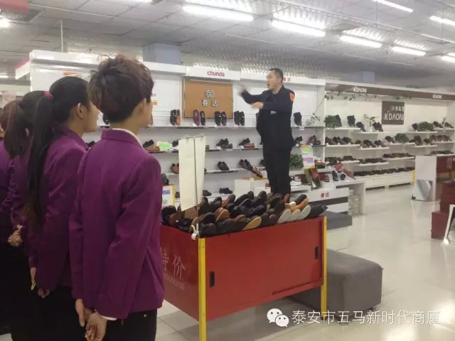 新時代商廈五馬店利用歡樂周五進(jìn)行士氣展示比賽！